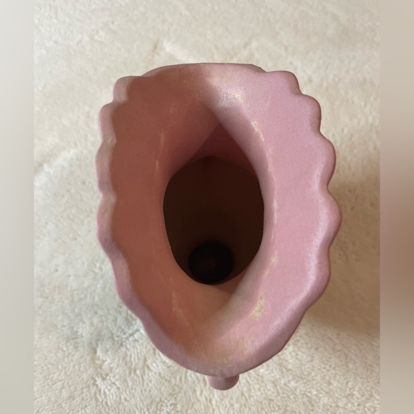 Hull Pottery Antique Fan Vase - Picture 2 of 4